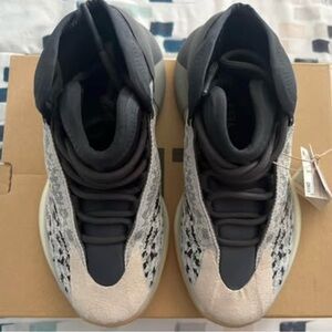 Yeezzy QNTM SIZE 5 NEW